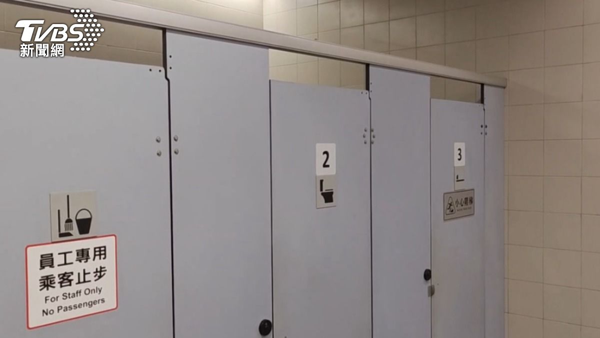 澳門遊客當時在中間廁所如廁,沒想到色狼躲到隔壁廁所偷拍。(圖/TVBS)