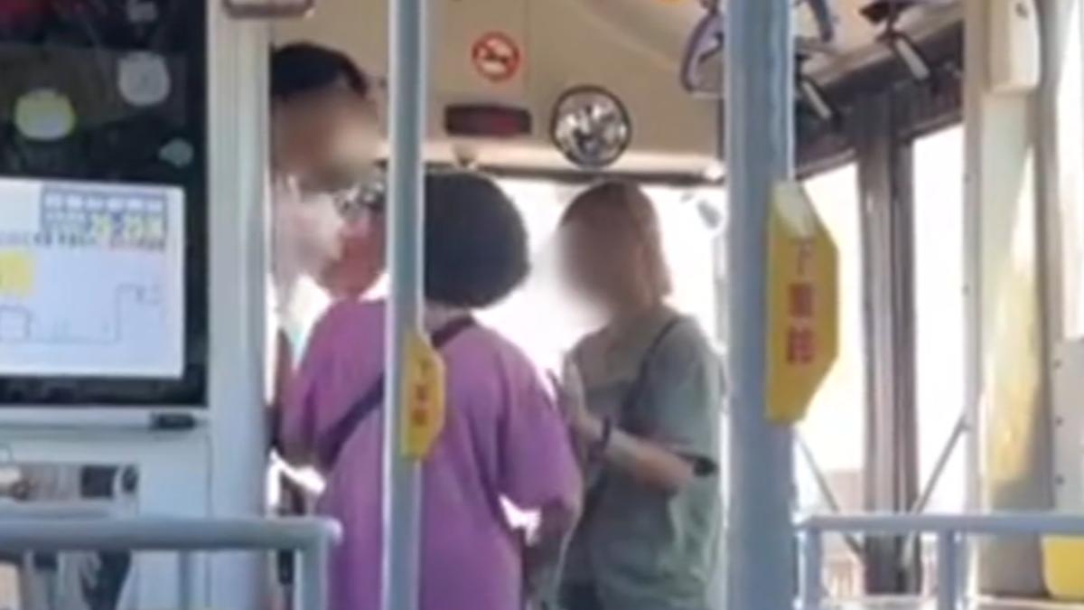 婦人與司機爆發衝突，旁邊乘客上前勸架。（圖／FB爆料公社公開版）
