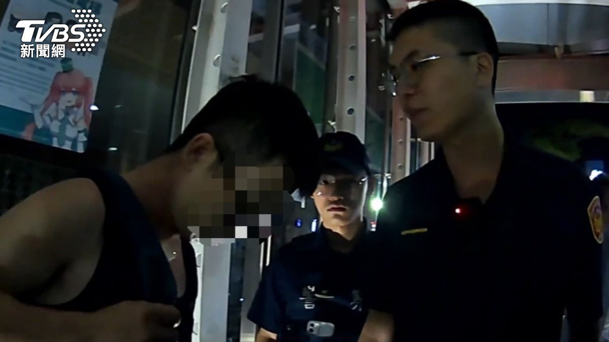 色狼在廁所內偷拍澳門男遊客,警方到場將人帶回偵辦。(圖/TVBS)
