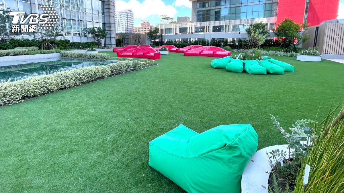 從6樓星巴克可直達頂樓的露天座位區。（圖／潘建樺攝）