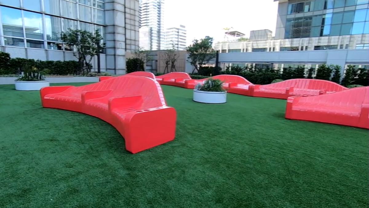 信義區「Dream Plaza」百貨,頂樓空中花園。(圖/TVBS)