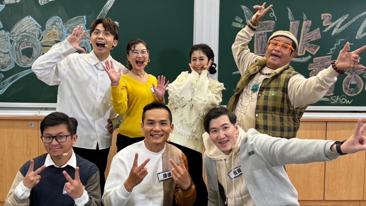 許效舜(後右1)擔任節目評審。(圖/公視台語台提供)