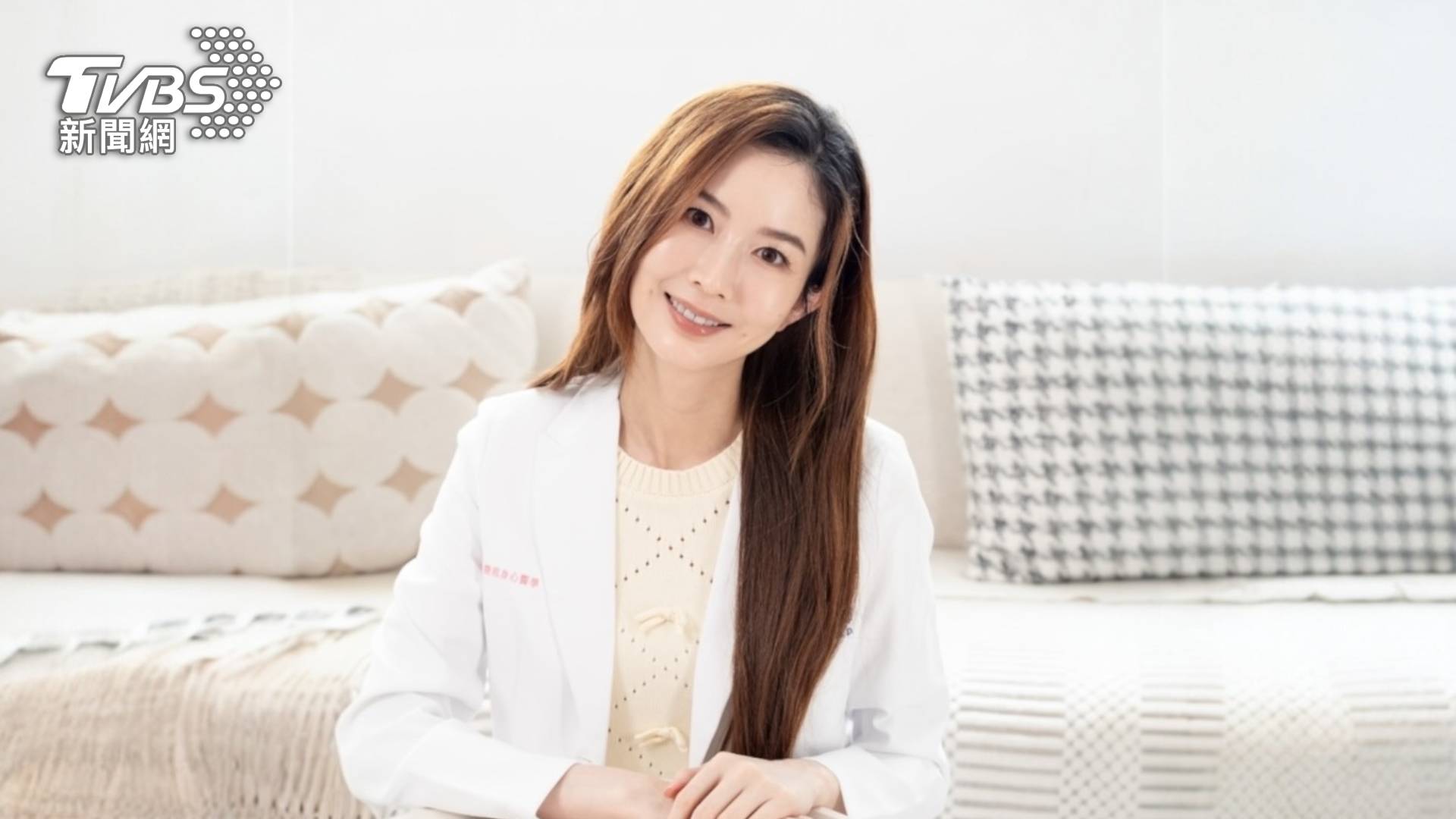 身心科醫師李旻珊指出:「越來越多研究證實,與動物互動能刺激多巴胺與催產素分泌,有助於穩定情緒、降低焦慮,甚至改善睡眠。」(圖/TVBS)