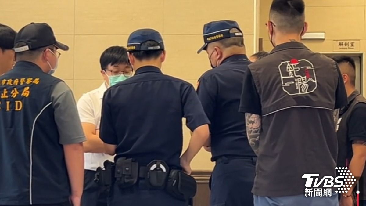 夫妻雙亡今相驗,檢怒批警證據不完整。(圖/TVBS)