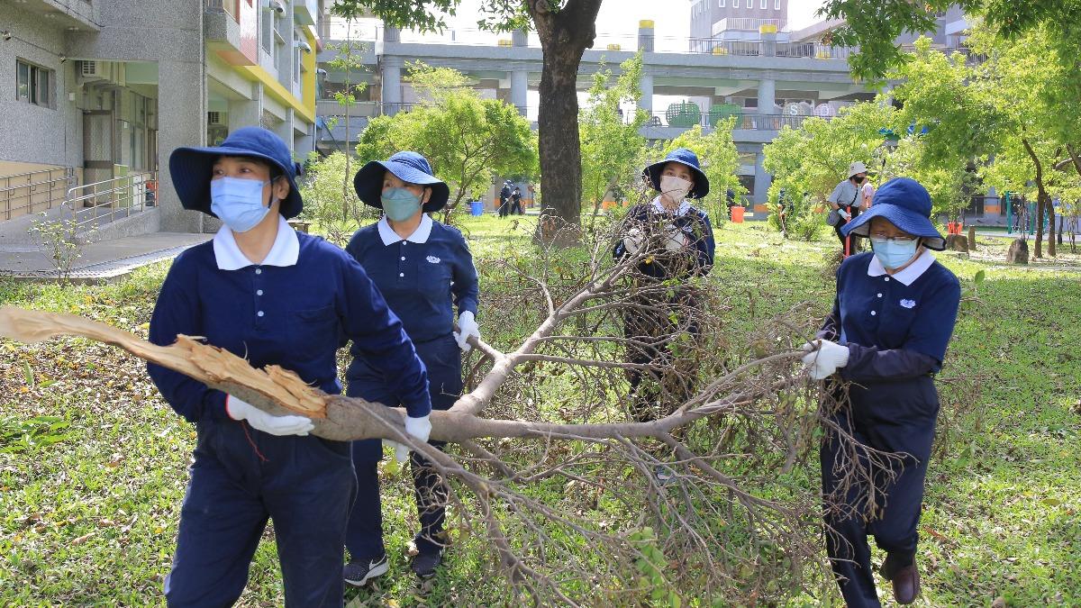 颱風重創中南部，慈濟協助完成嘉南85所校園清理。（圖／慈濟基金會提供）