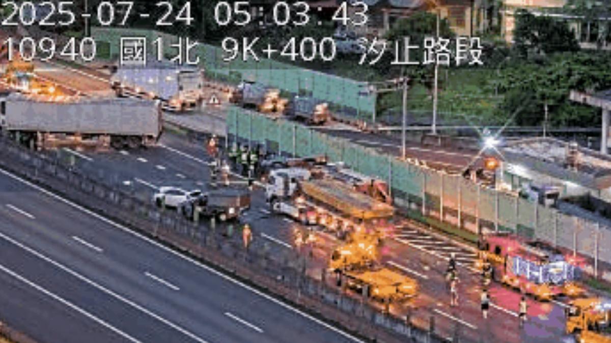 國道汐止路段發生4車追撞事故。(圖/翻攝畫面)
