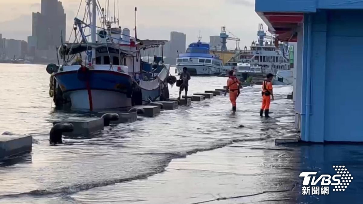 沒下雨卻淹水？首波「年度大潮」來襲　旗津區民涉水過
