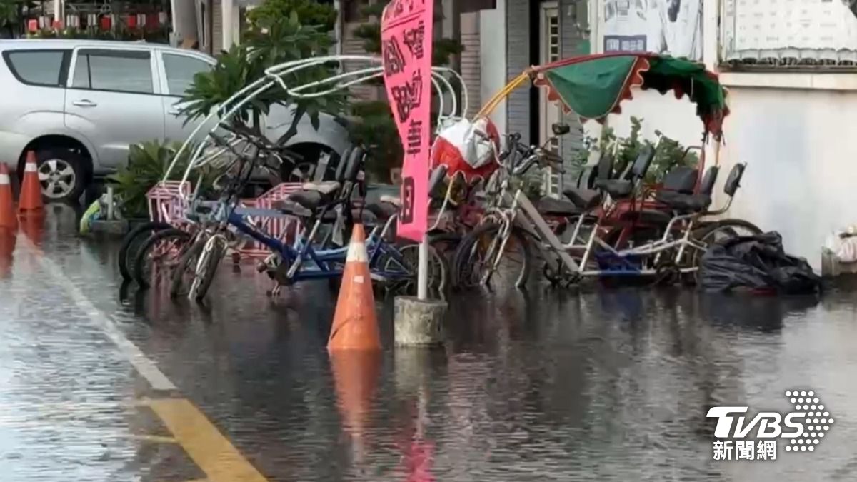 高雄市旗津地區出現海水倒灌。（圖／TVBS）
