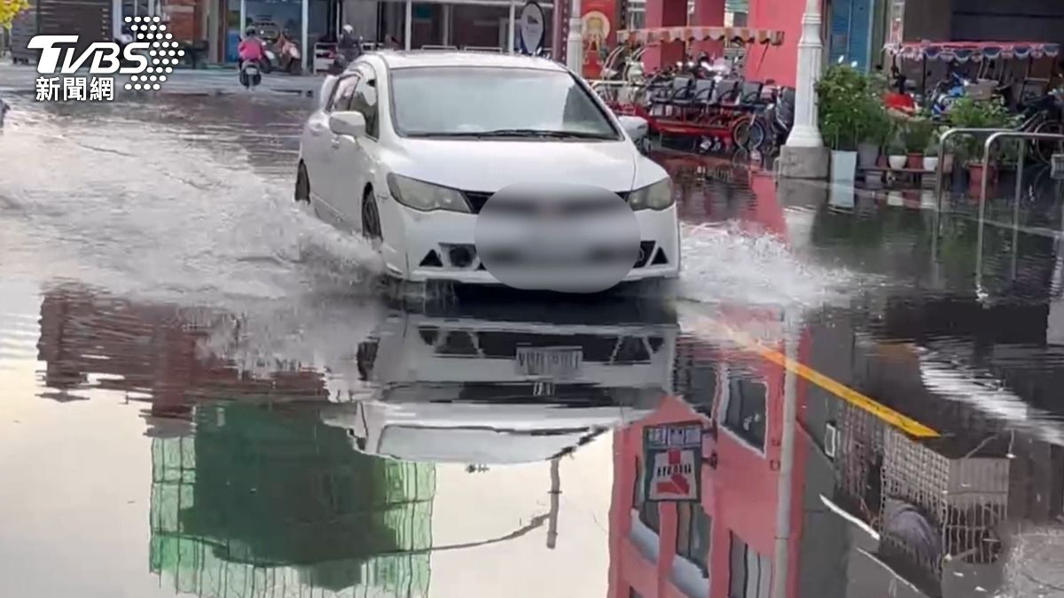 高雄市旗津地區出現海水倒灌。（圖／TVBS）
