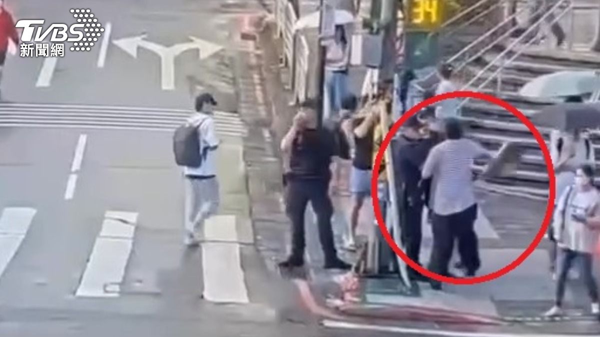 為罷免立場不同揮拳!50歲男叫囂毀看板 失控攻擊警員