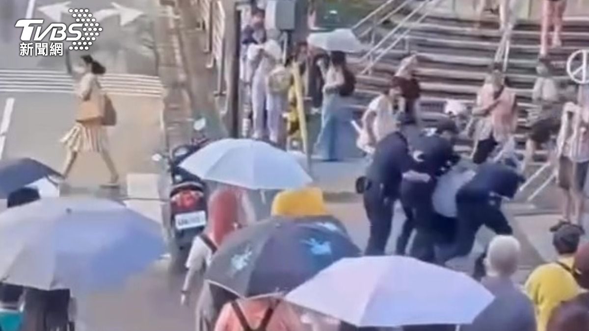 男子攻擊宣講人員還襲警遭壓制。(圖/TVBS)