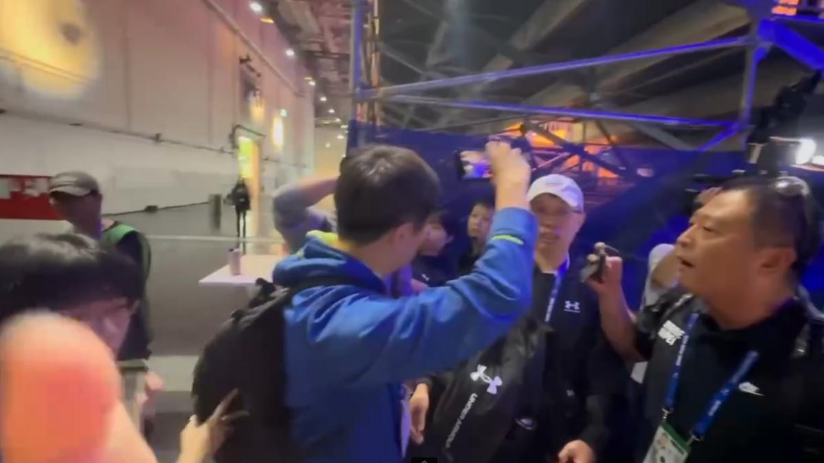 現場記者與體育署人員圍成人牆阻止,中國人員才未得逞。(圖/TVBS)