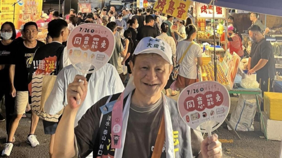 金馬男星現身夜市炸裂嗆聲　陪同大罷免志工宣傳「喊著比吃更快樂」