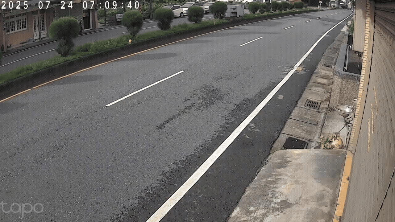 曳引車衝安全島,失控翻覆泥土炸飛。(圖/TVBS)