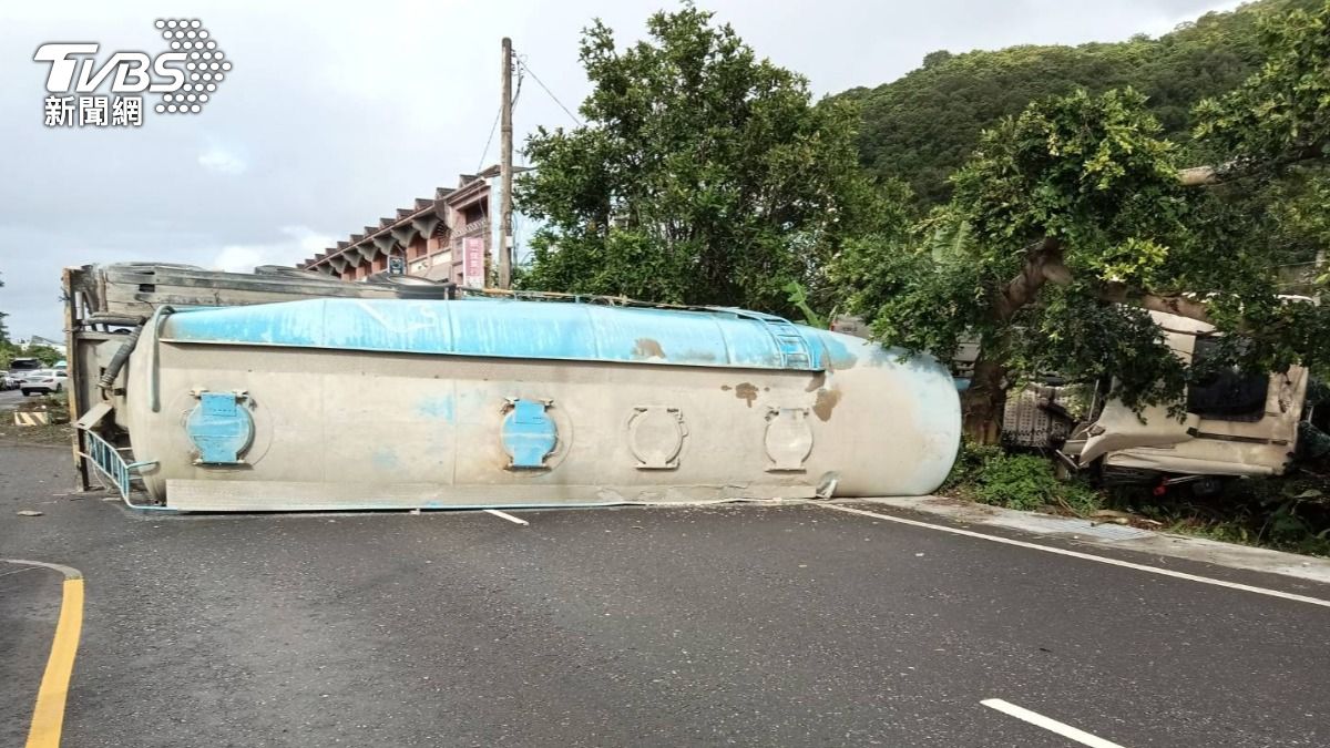 曳引車衝安全島,失控翻覆泥土炸飛。(圖/TVBS)