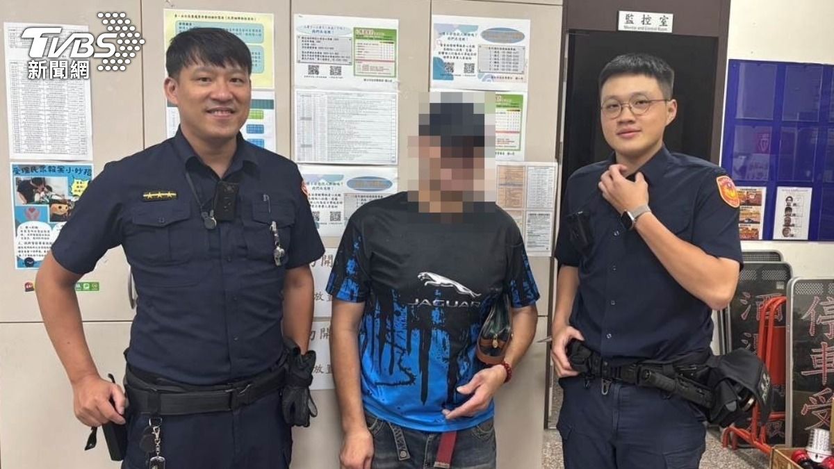男子感謝警員熱心協助。（圖／TVBS）