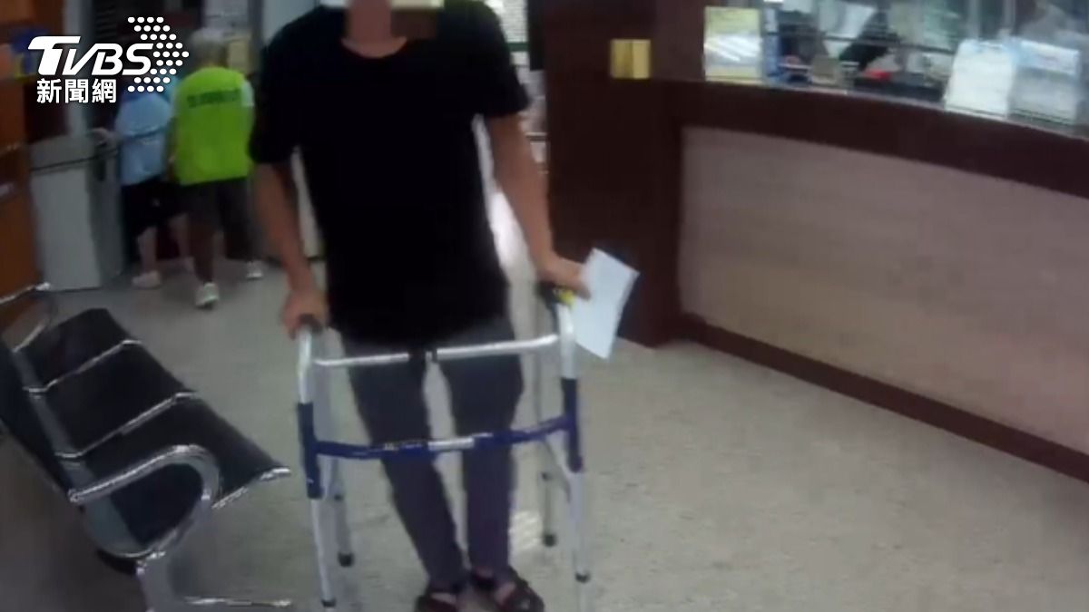 男子為礁溪慣竊，自述心情不佳才沿街砸車。（圖／TVBS）