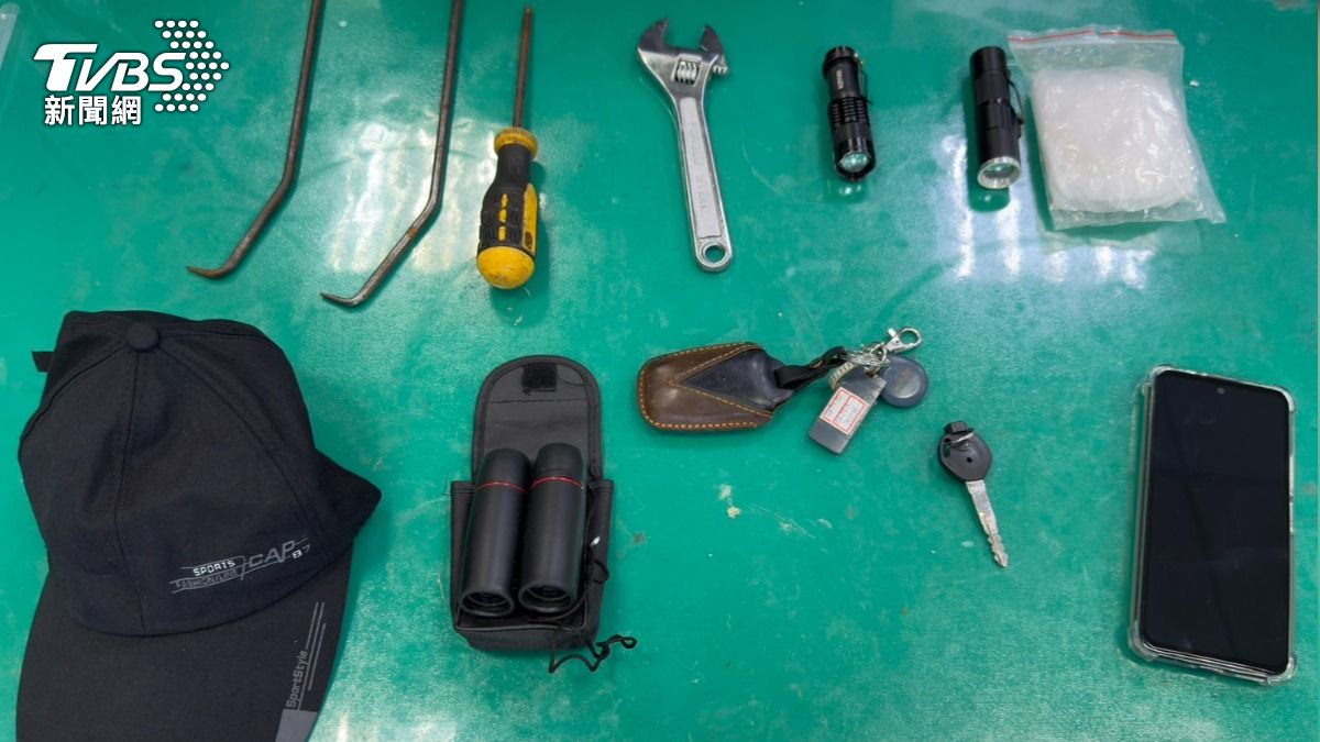 男子持工具敲破車窗查找財物。（圖／TVBS）