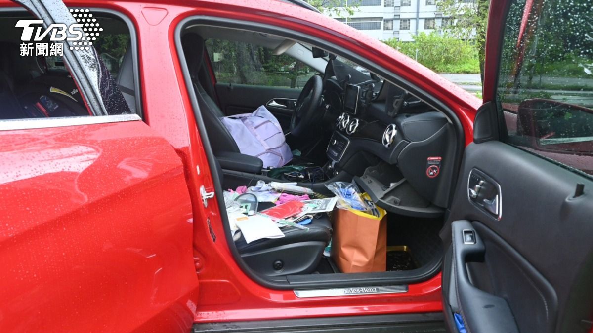 有車主自述車上放有10萬元，詳細財損有待釐清。（圖／TVBS）
