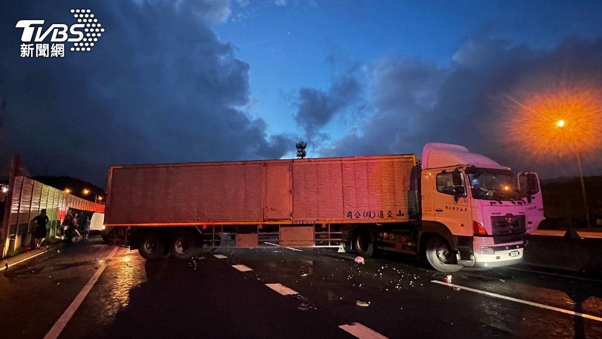 國道連環撞!聯結車打橫封路 引擎蓋掀、車頭凹一片狼藉