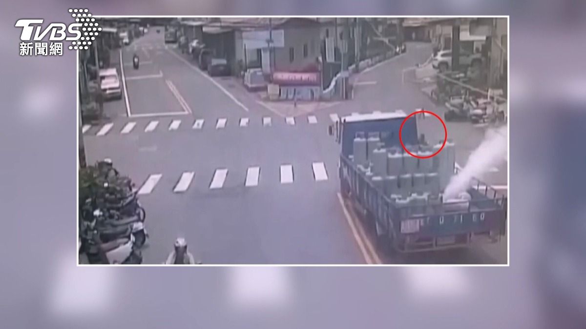 停紅燈瓦斯桶倒下「狂噴白色煙霧 」！男冒險敲窗提醒司機。(圖／TVBS)