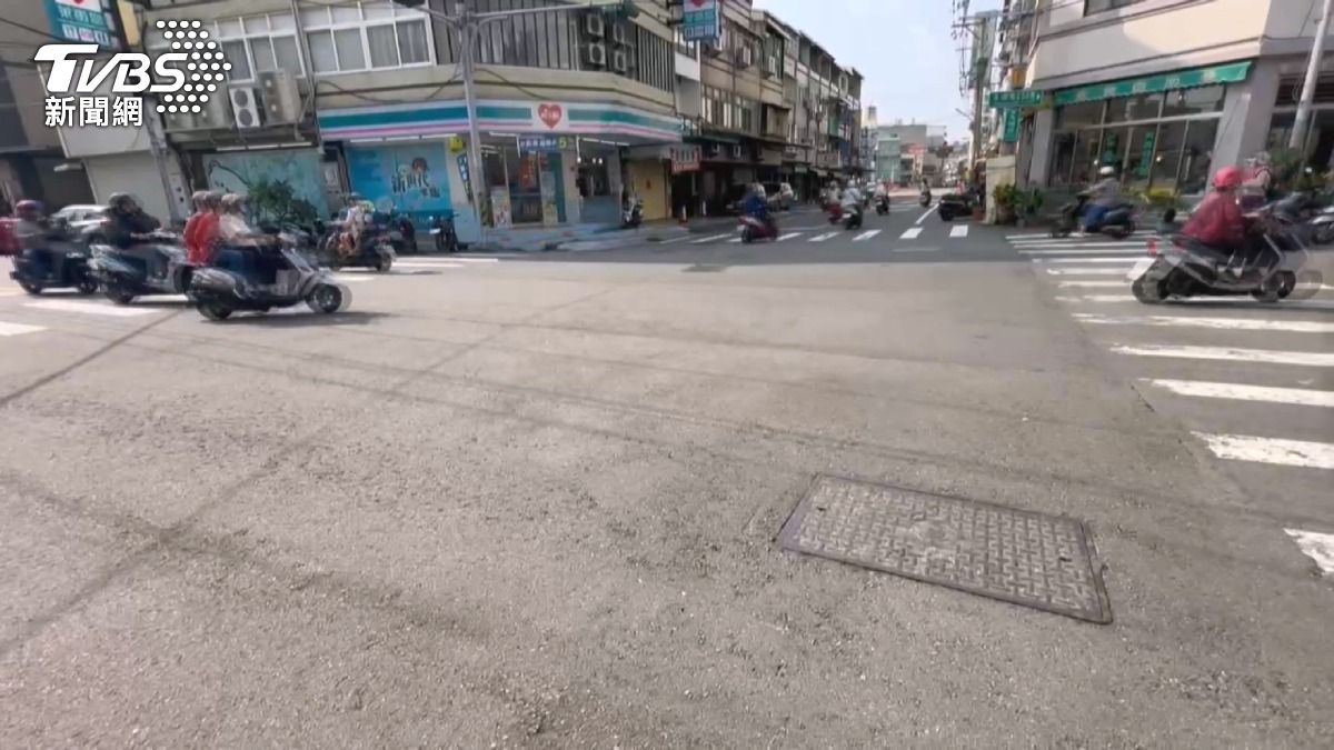 停紅燈瓦斯桶倒下「狂噴白色煙霧 」！男冒險敲窗提醒司機。(圖／TVBS)
