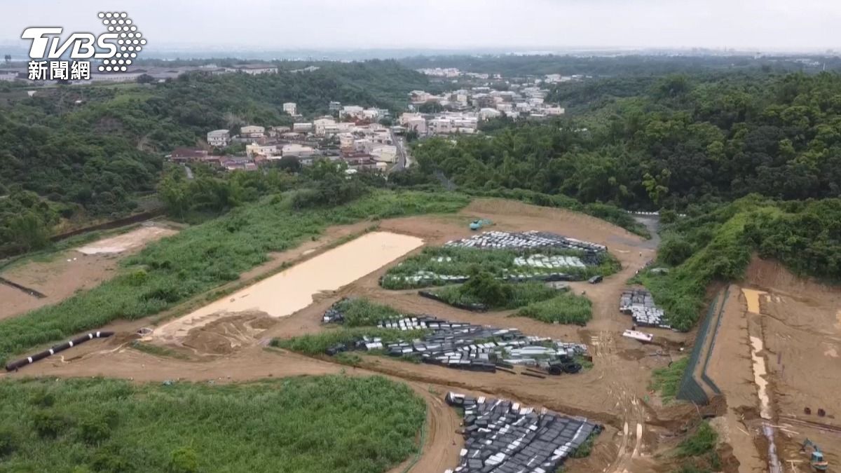 光電弊案一個月過去了，大樹和山光電案場，依舊光禿禿一片，宛如黃土高原（圖／TVBS）