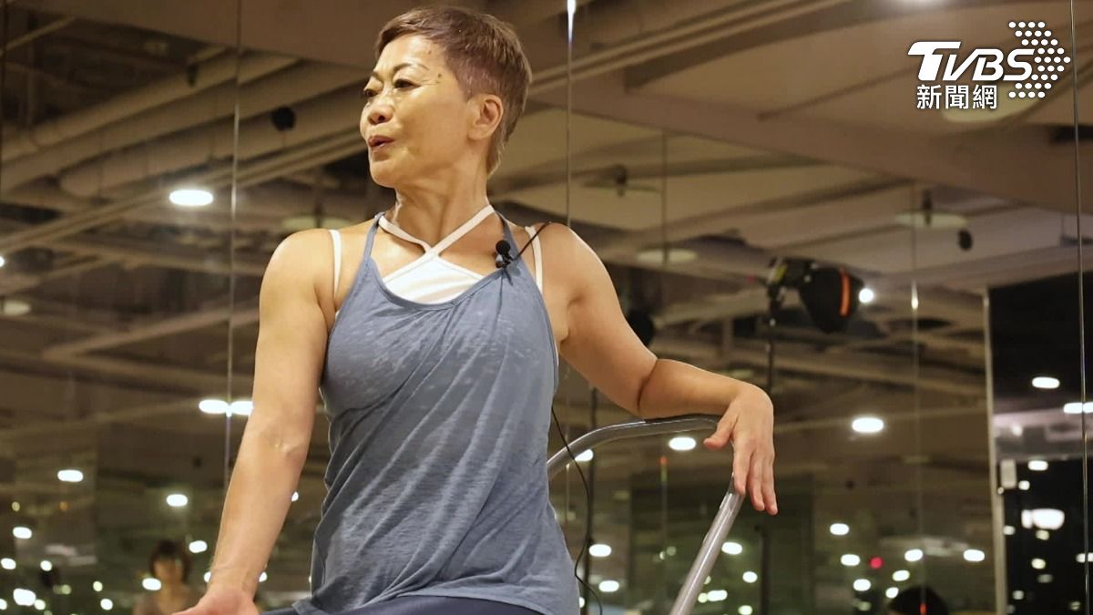 74歲的陳冬蓮透過椅子瑜伽考取瑜伽師資證照。（圖／TVBS）