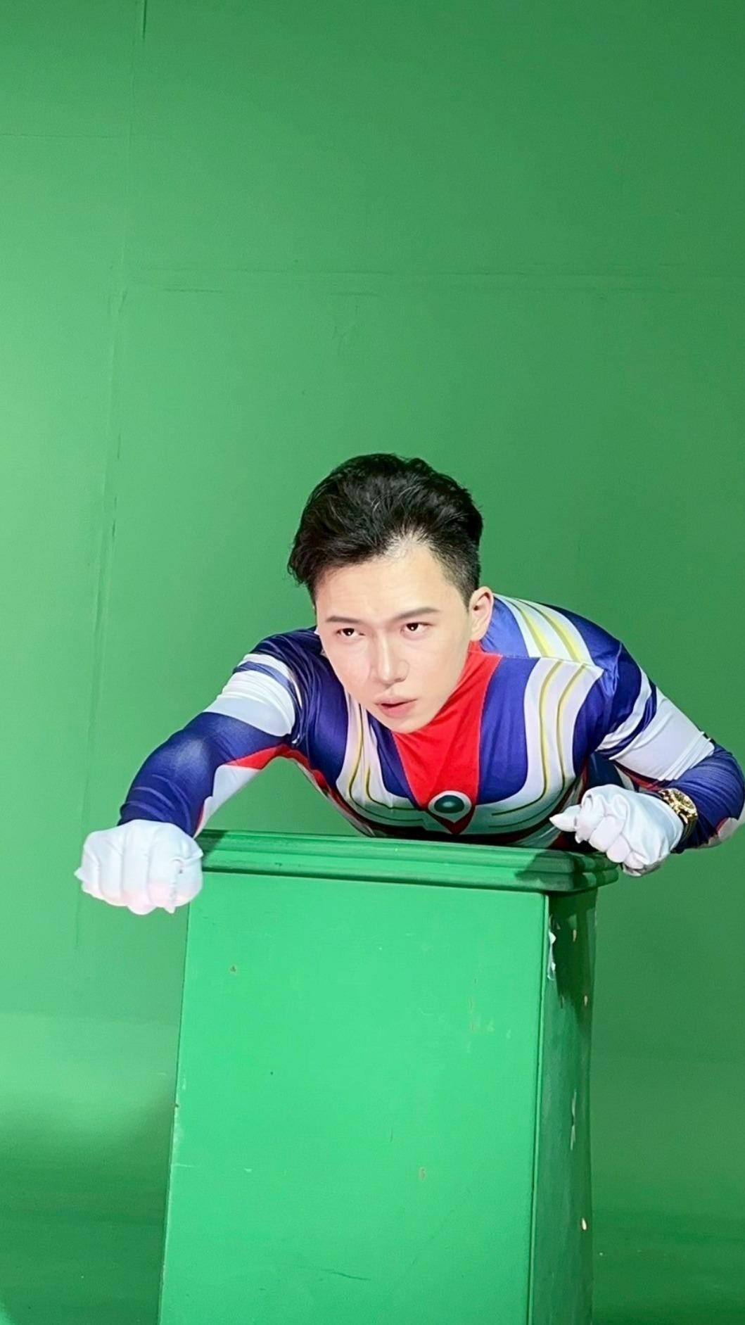 周靄宏穿上緊身衣變身奧特曼。(圖/周靄宏本人提供)