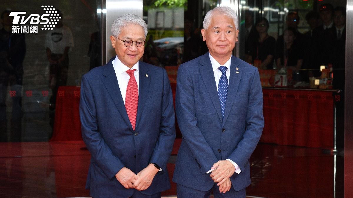 台新金控董事長吳東亮與新光金控董事長魏寶生，今（24）日出席台新新光金控揭牌儀式。（圖／胡瑞麒攝）