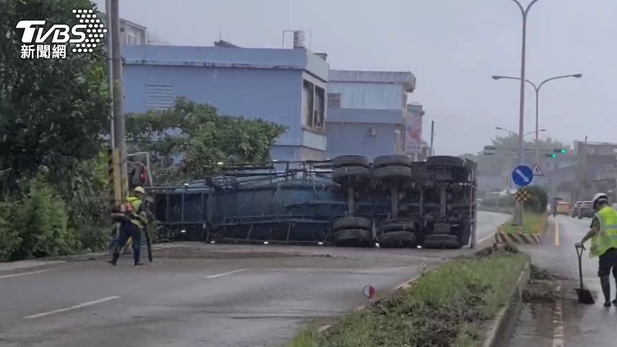 水泥車自撞側翻佔據馬路。(圖/TVBS)