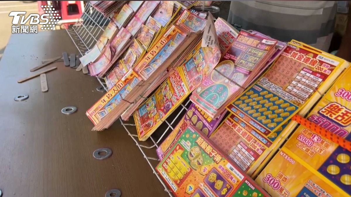 財神廟旁偷發財！男偷走50萬刮刮樂　自首歸還「少17本」。(圖／TVBS)