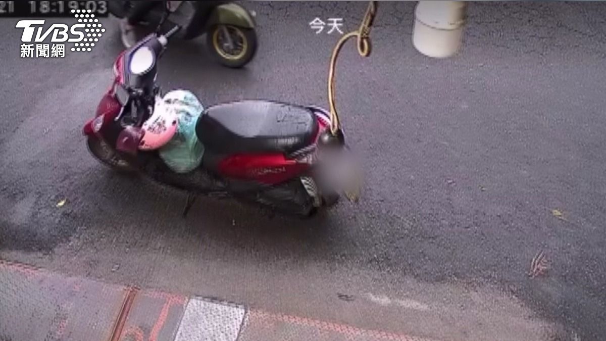 財神廟旁偷刮刮樂！賊半小時「良心發現」投案。(圖／TVBS)