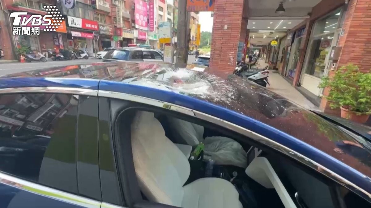 嫌犯從二樓跳到特斯拉車頂。（圖／TVBS）