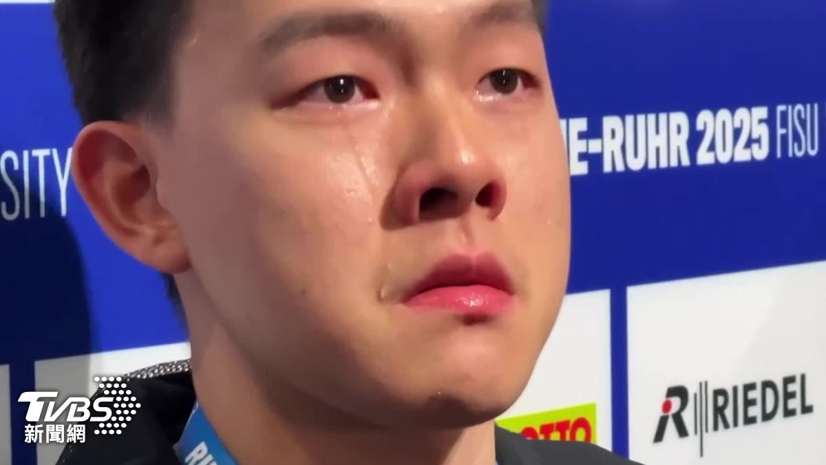 世大運桌球男團拿下金牌，高承睿自責表現不佳，在鏡頭前落淚。（圖／TVBS）