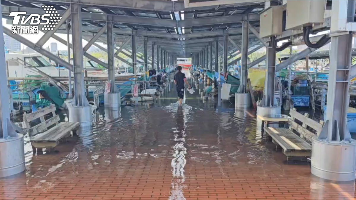 台南安平積水慘!天文大潮運河的水溢出蓋過人行磚道,馬路也出現積水(圖/TVBS)
