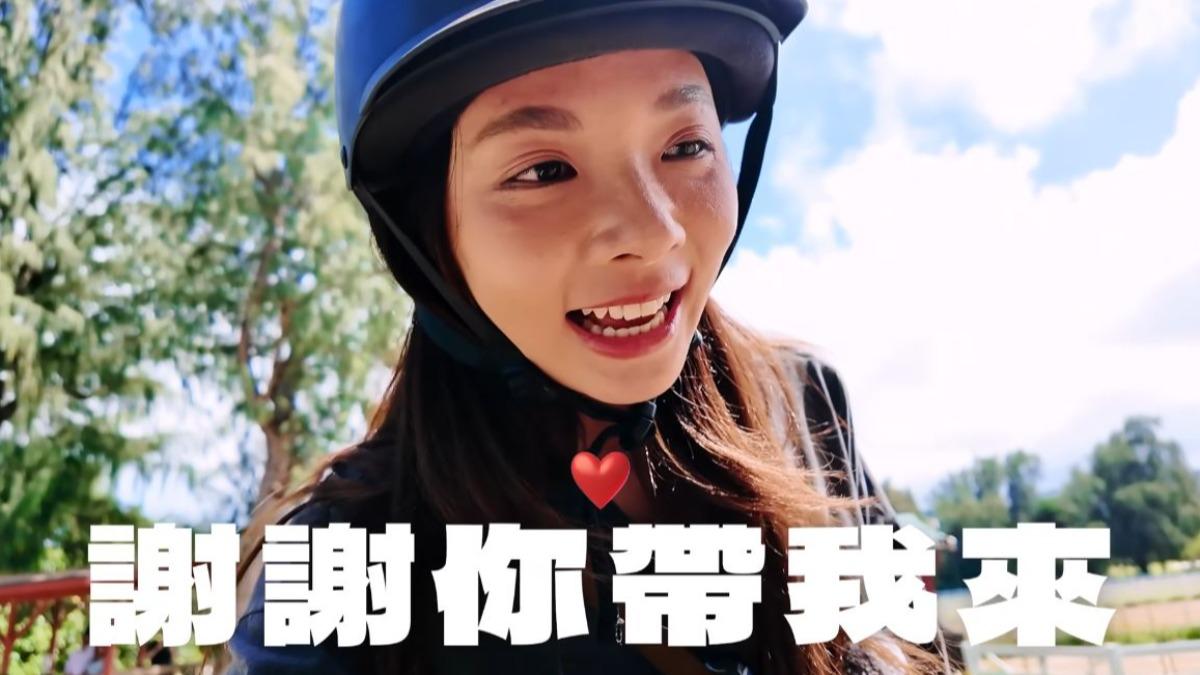 滴妹在夏威夷度假騎馬。（圖／翻攝滴妹YouTube）