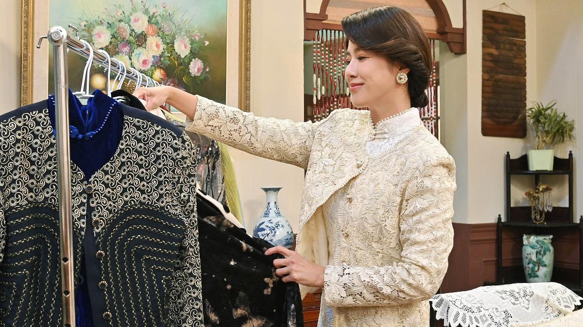 黃瑄幾乎每場戲都以不同造型現身,從旗袍、套裝到各式配件一應俱全。(圖/台視提供)