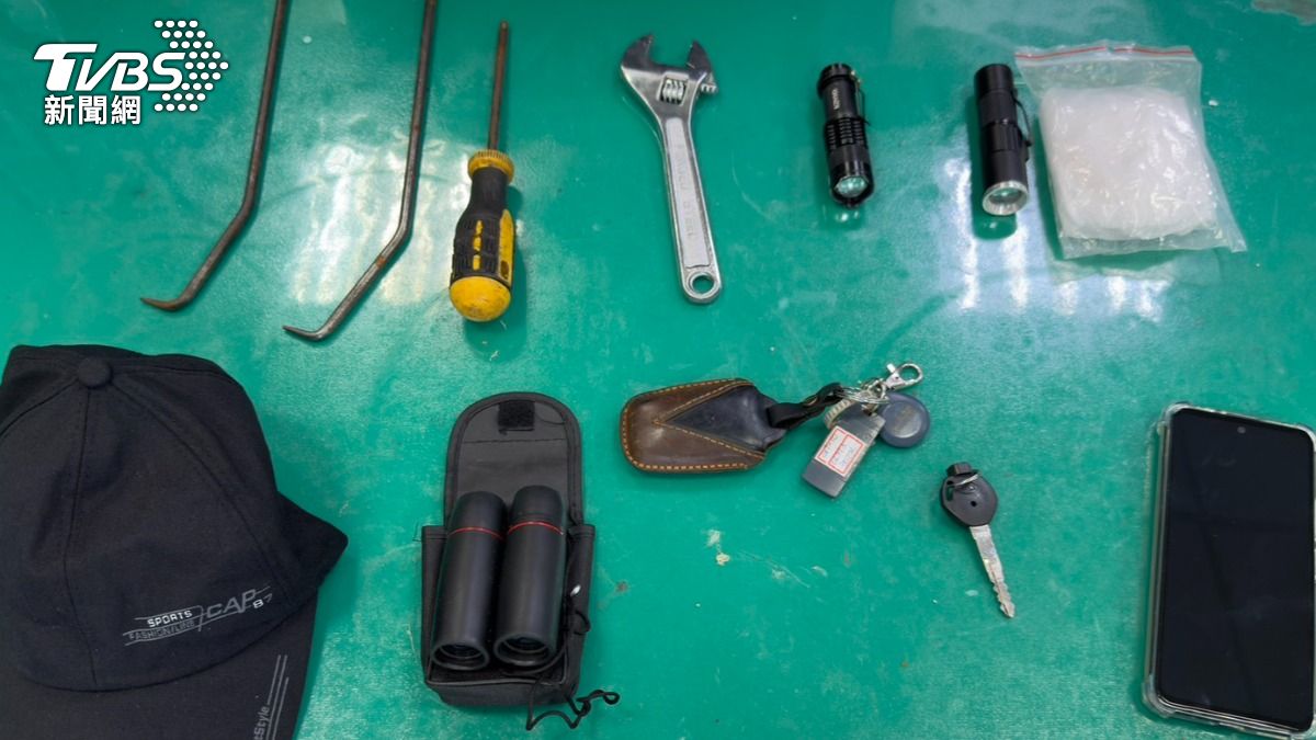 警方搜查嫌犯家中,找到活動扳手、翹棍、螺絲起子等多樣作案工具。(圖/TVBS)