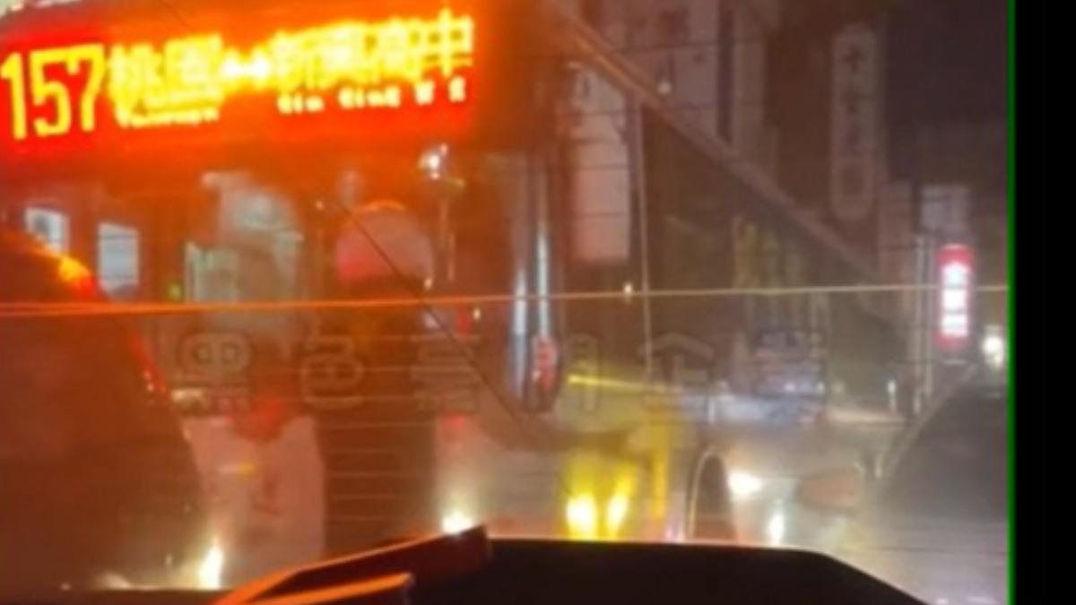 騎士在路中下車,站在公車前怒罵司機。(圖/翻攝自黑色豪門企業)