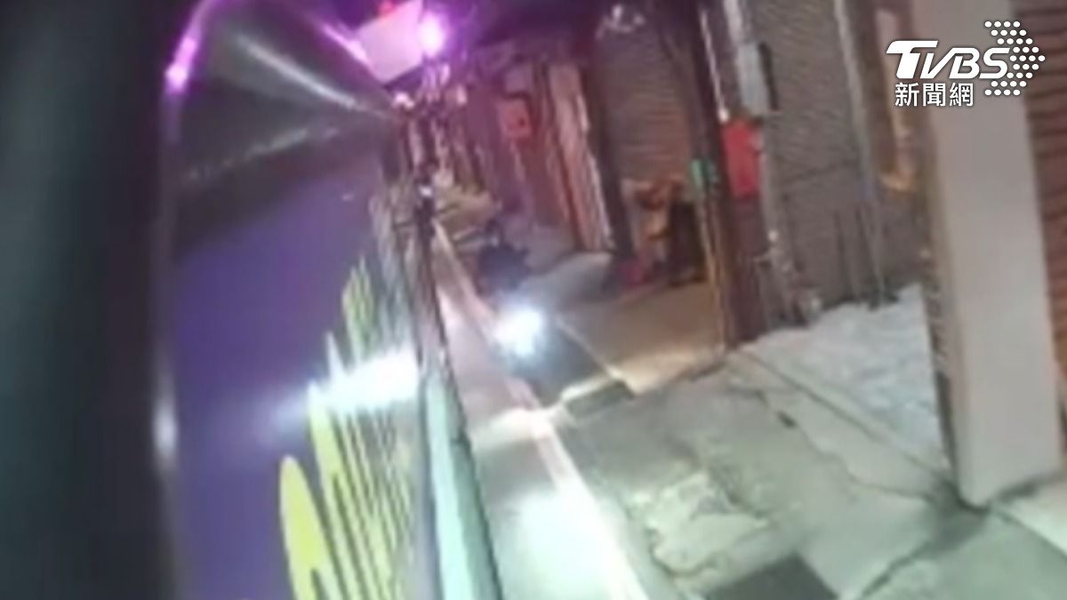 公車旁車縫狹窄,騎士無法超車。(圖/TVBS)