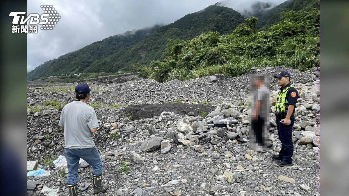 山老鼠集團將台灣扁柏藏匿在蘭陽溪河床。(圖/TVBS)