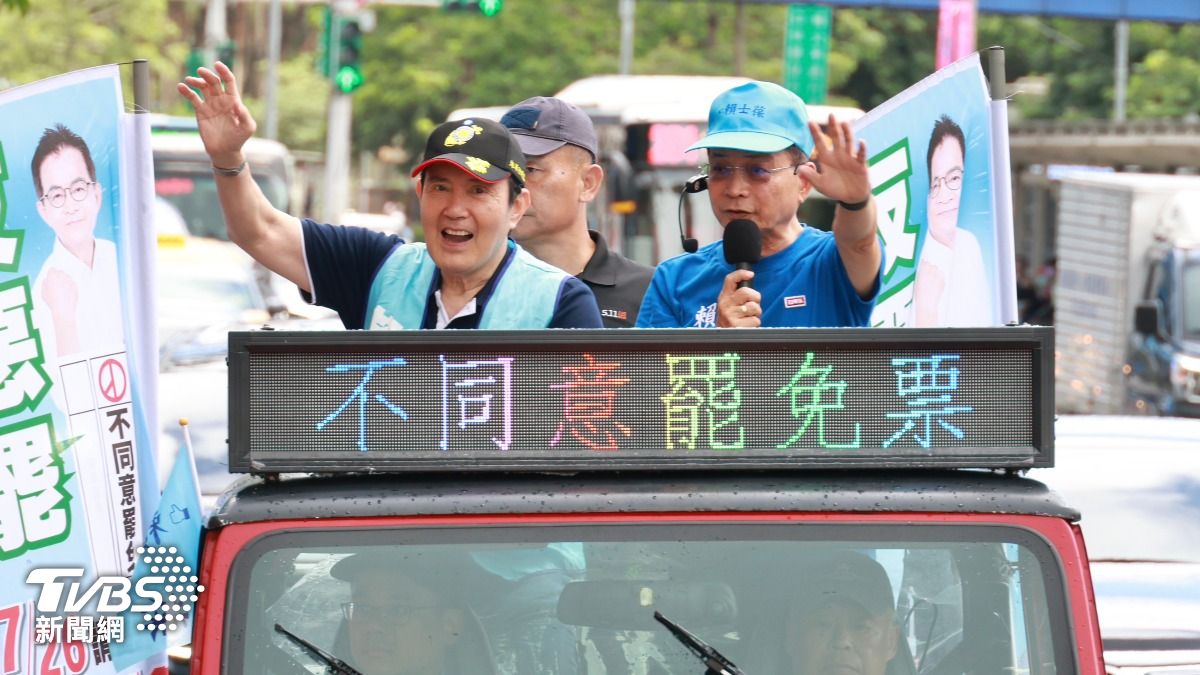 前總統馬英九陪同賴士葆進行反罷免車隊掃街。（圖/潘建樺攝）