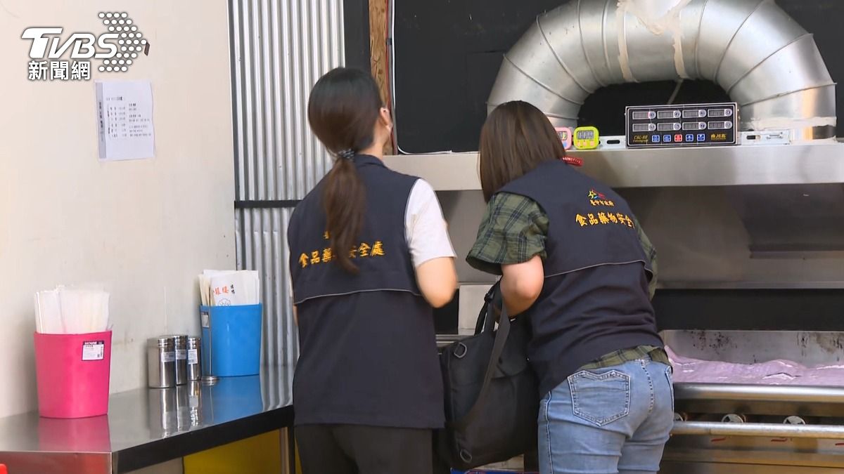食安處接獲通報,前往該店進行稽查。(圖/TVBS)
