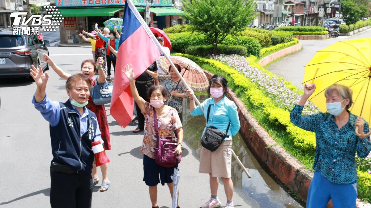 前總統馬英九陪同賴士葆進行反罷免車隊掃街,民眾揮國旗表達支持。(圖/潘建樺攝)