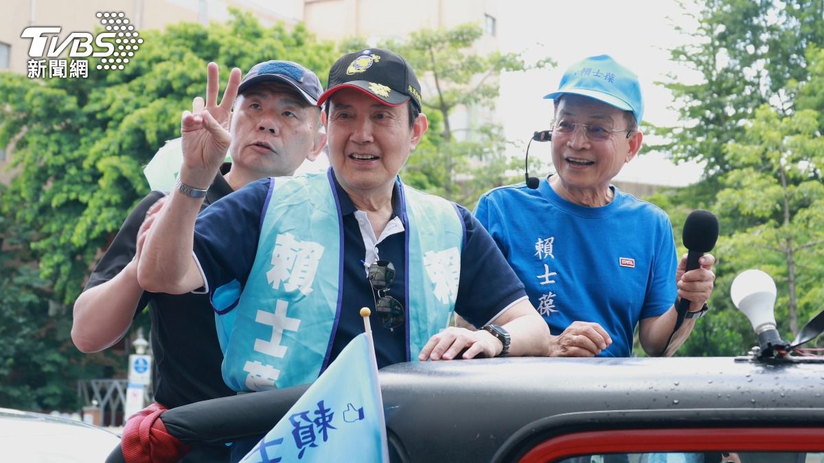 前總統馬英九陪同賴士葆進行反罷免車隊掃街。(圖/潘建樺攝)