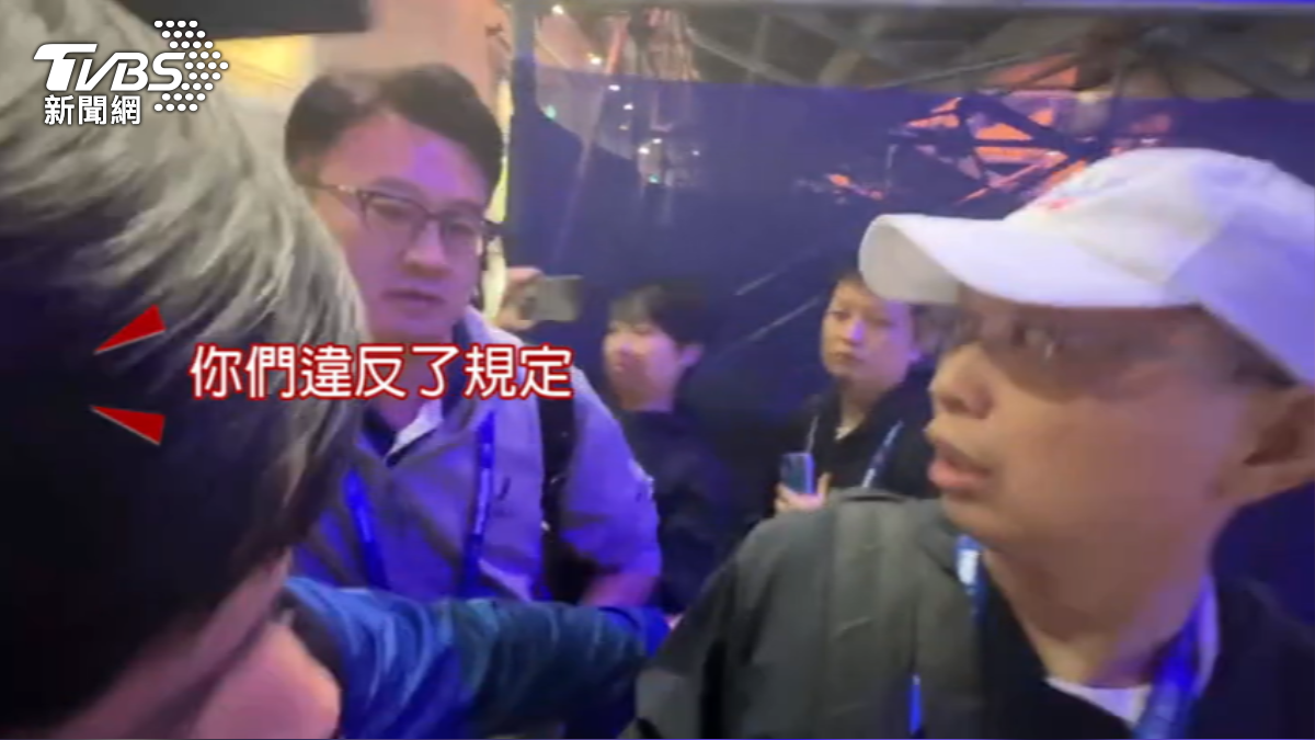 不滿中華隊頒賀電,陸體協1男1女嗆聲鬧場。(圖/TVBS)