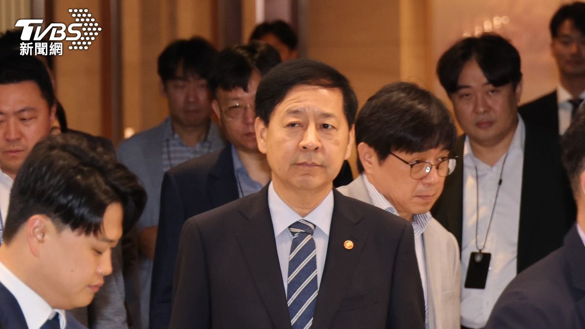 美方臨時通知2+2貿易談判取消後，南韓副總理兼企劃財政部長具潤哲，抵達仁川國際機場又離開時的畫面。(圖／達志影像Newscom)