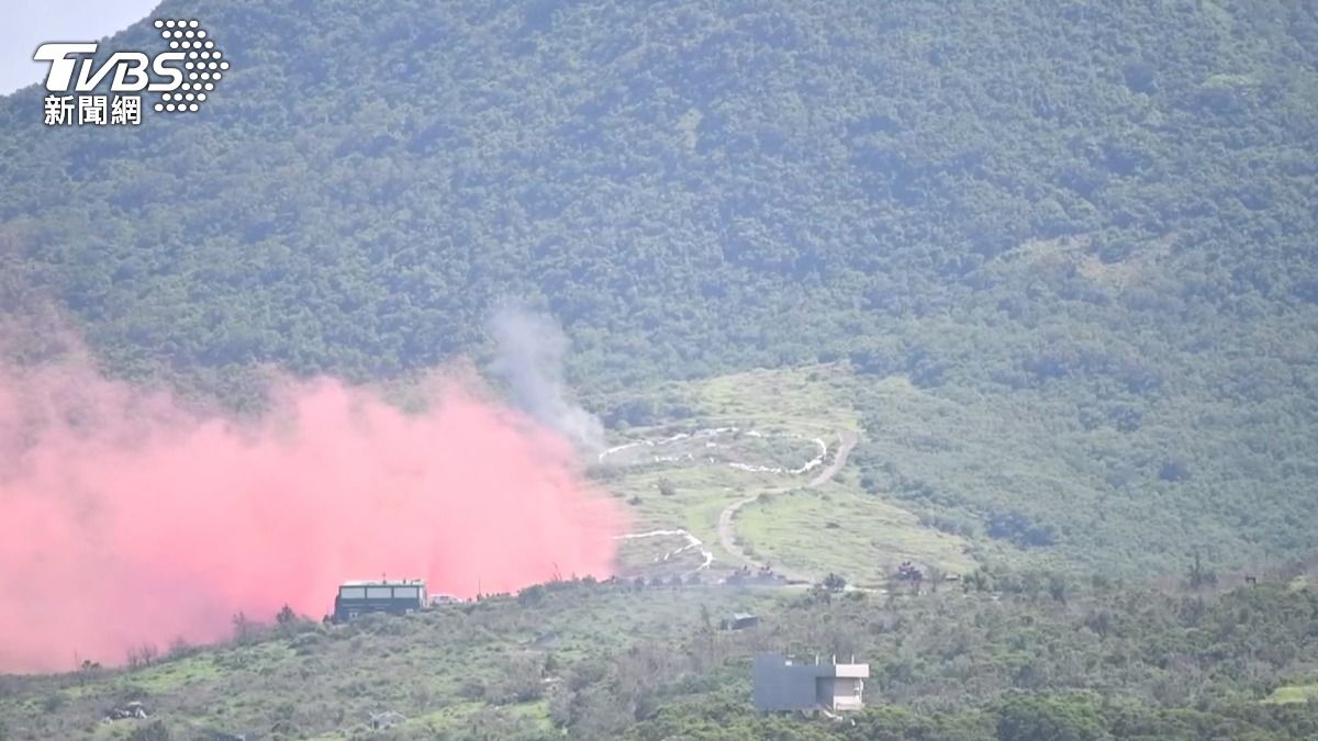 屏東三軍聯勇操演，煙硝四起，砲聲震天。（圖／Taiwan ADIZ提供）