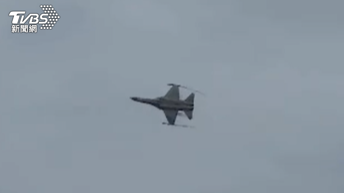 空軍在西南空域執行任務，針對中共軍機入侵，廣播準備驅離，無線電被干擾。（示意圖／TVBS）